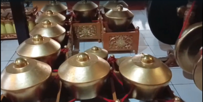 Paguyuban warga karanganyar surakarta (PWKS) memiliki gamelan salendro dan pelog